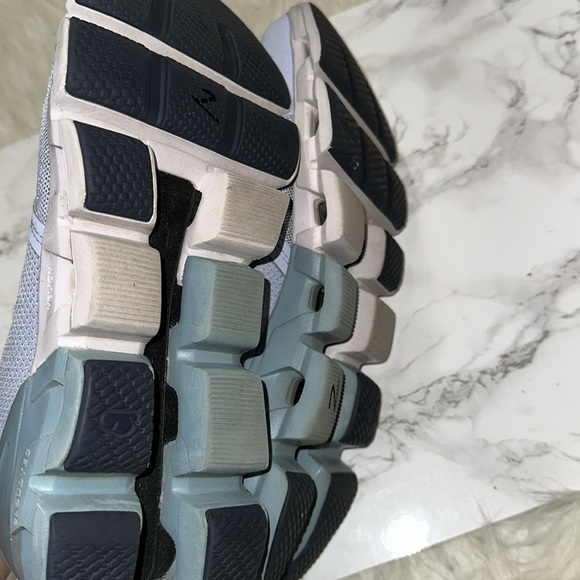 ON Running Cloudflyer 4 Sneakers size 9 - Picture 10 of 12